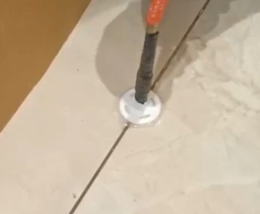 察哈尔右翼后瓷砖空鼓维修公司专业解答瓷砖在铺贴过程中，如果没有涂抹均匀到位的粘结材料（如水泥砂浆或瓷砖胶），可能会导致以下问题